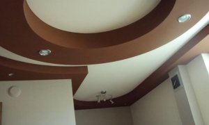 коричневый потолок натяжной