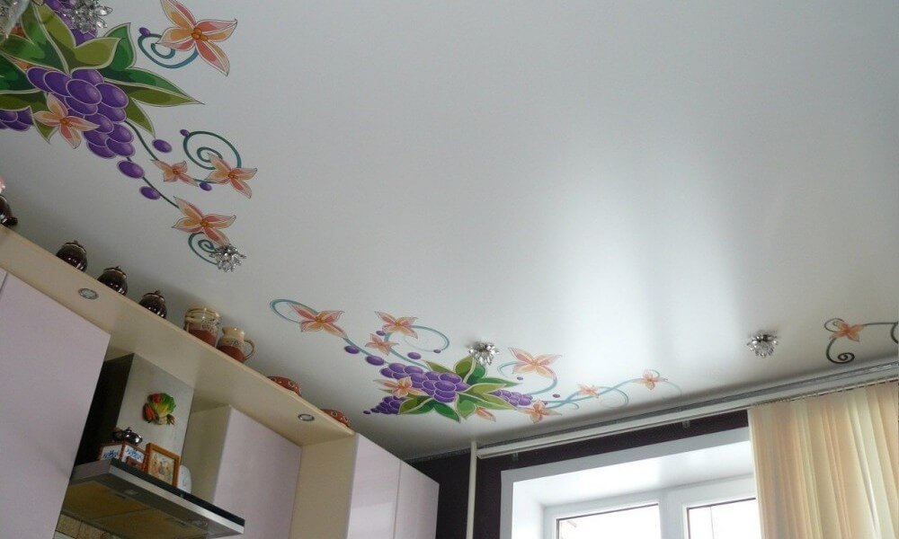 натяжной потолок с рисунком цветы