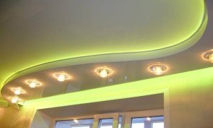 зеленый потолок с освещением