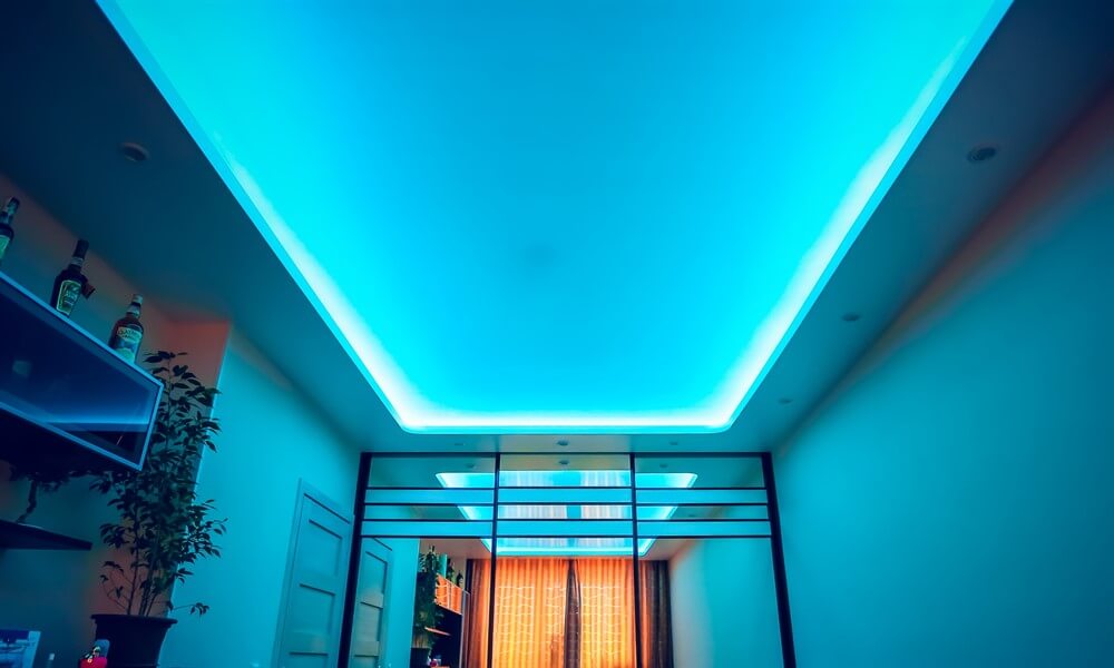 глянцевый потолок с подсветкой