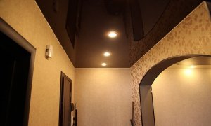 черный глянцевый потолок в коридоре