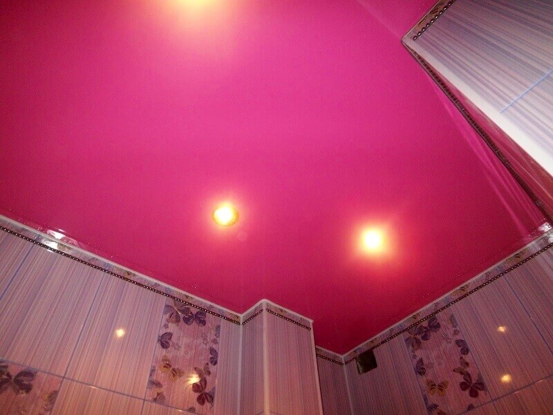 розовый матовый потолок