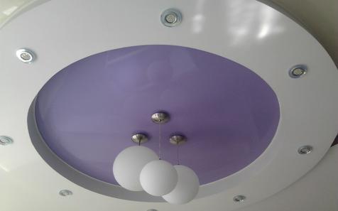 фиолетовый натяжной потолок в спальне