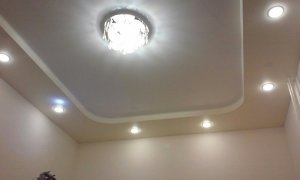 натяжной потолок с освещением