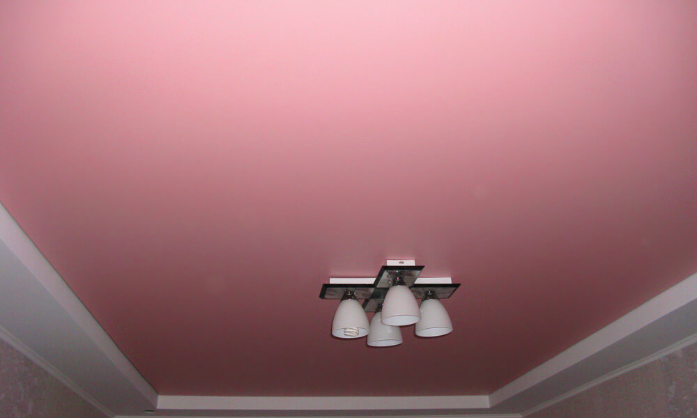 матовый розовый потолок