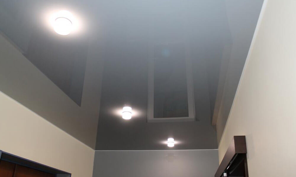 глянцевый серый натяжной потолок