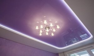 фиолетовый глянцевый потолок с подсветкой