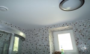 сатиновый натяжной потолок в ванной Севастополь