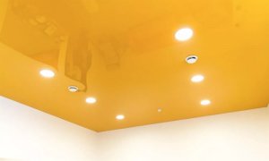 натяжной потолок желтого цвета