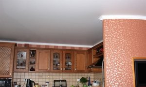 натяжной потолок на кухне