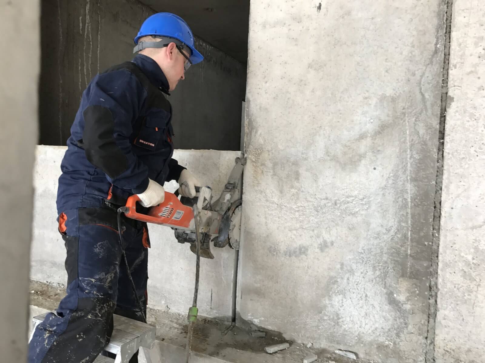 Демонтаж бетонных перегородок 