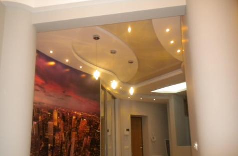 глянцевый натяжной потолок в гостиной с подсветкой