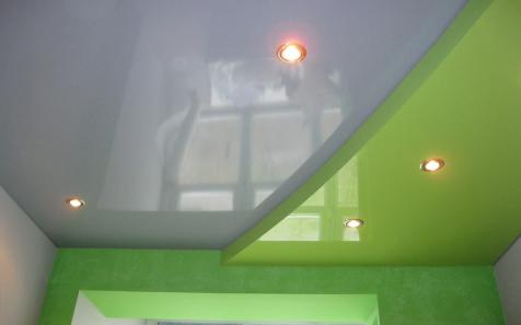 двухуровневый глянцевый натяжной потолок зеленый и белый