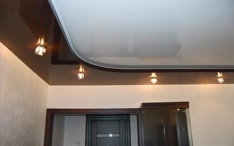двухуровневый натяжной потолок белый +коричневый в зале