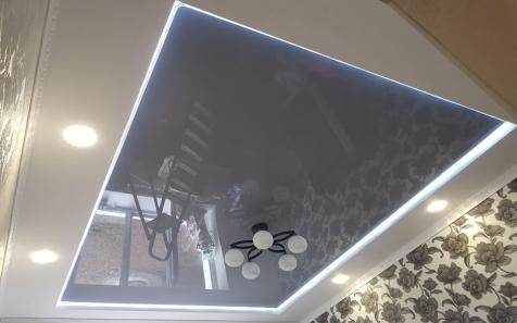 натяжной глянцевый потолок с подсветкой в зале